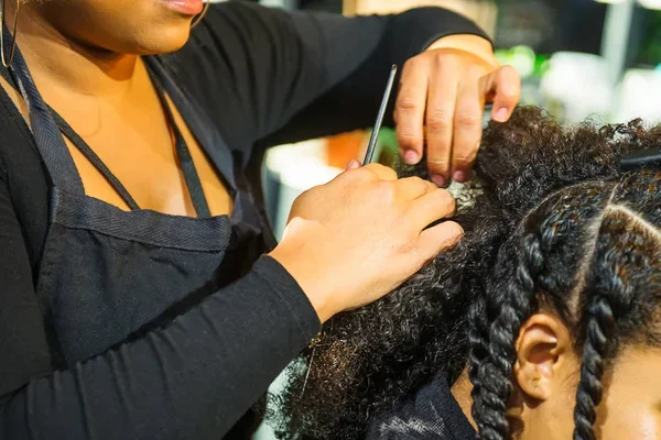 Recrutement Coiffeuse / Tresseuse – Spécialiste des Locks